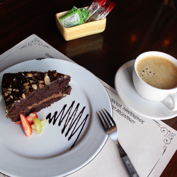 Pastel de chocolate con café